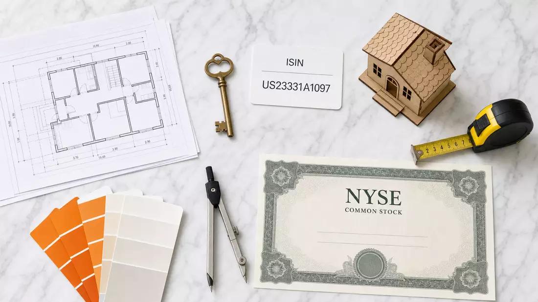 Draufsicht auf Hausbau-Utensilien mit ISIN-Karte und NYSE-Aktienzertifikat auf weißem Marmor