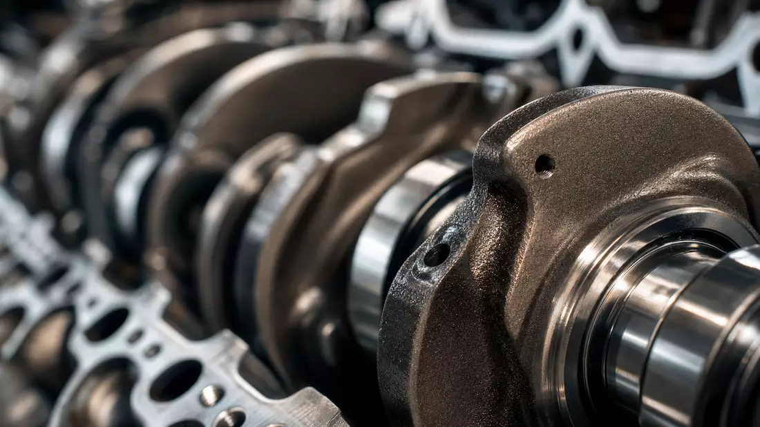 Makro-Nahaufnahme einer polierten Motorenkurbelwelle als Kernelement der Deutz AG Produktion