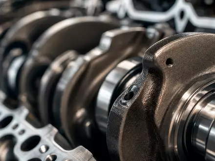 Deutz AG Motorenbauteil DE0006305006 in extremer Makroaufnahme zeigt polierte Stahlkurbelwelle im Detail - Foto: THN