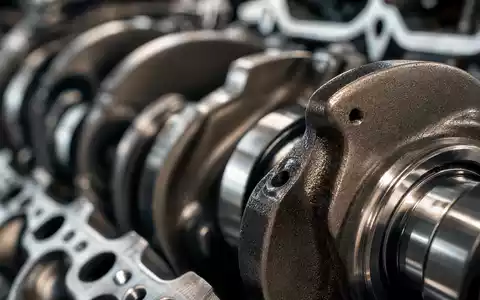 Deutz AG Motorenbauteil DE0006305006 in extremer Makroaufnahme zeigt polierte Stahlkurbelwelle im Detail - Foto: THN
