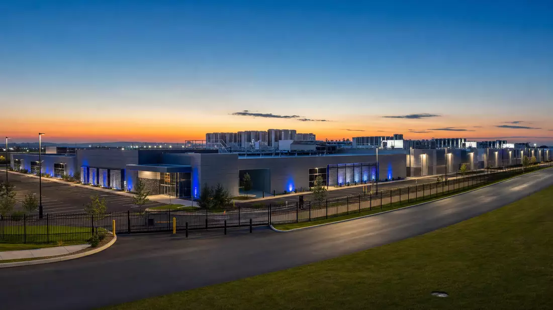 Fotorealistisches Rechenzentrum-Außengelände bei Dusk mit blauer Akzentbeleuchtung