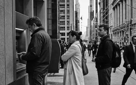 Discover Financial US2547091080 dokumentarische Schwarzweiß-Aufnahme von Menschen am Geldautomaten im urbanen Finanzviertel - Foto: THN