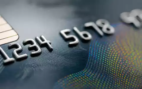 Discover Financial US2547091080 extreme Makroaufnahme einer generischen Kreditkarte mit holografischem Sicherheitsmuster und metallischen Details - Foto: THN