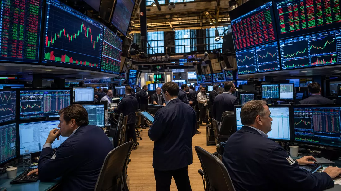 Redaktionsfoto des NYSE-Handelsparkett mit Händlern und großen Kursbildschirmen