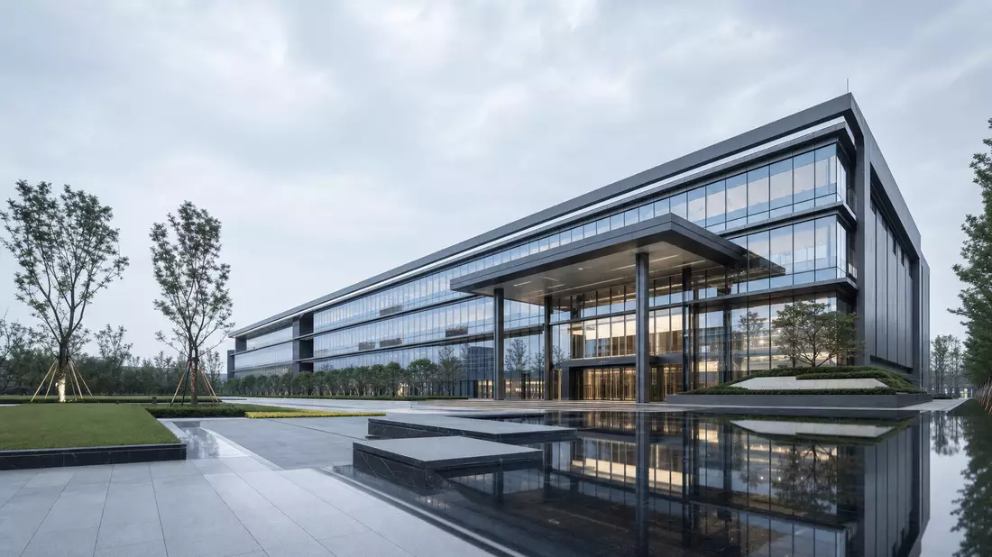 CGI-Render eines modernen Logistik-Headquarter-Gebäudes aus Glas und Stahl mit Spiegelteich