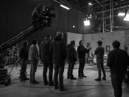 Disney (Walt) Co. US2546871060 dokumentarische SchwarzweiĂź-Aufnahme einer Filmcrew auf einem generischen Studiodrehset - Foto: THN