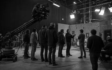 Disney (Walt) Co. US2546871060 dokumentarische Schwarzweiß-Aufnahme einer Filmcrew auf einem generischen Studiodrehset - Foto: THN