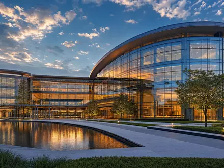 Disney (Walt) Co. US2546871060 moderner Architektur-Render eines Medienunternehmens mit geschwungener Glasfassade und Spiegelteich - Foto: THN