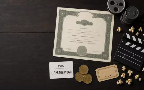 Disney (Walt) Co. US2546871060 Flatlay mit Aktienzertifikat ISIN-Karte Filmrollen und branchentypischen Utensilien auf Holz - Foto: THN