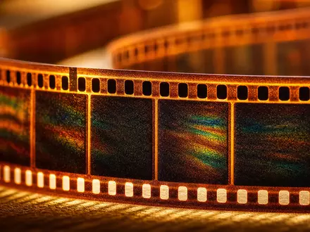 Disney (Walt) Co. US2546871060 extreme Makroaufnahme eines 35-mm-Filmstreifens mit Lichtbrechung und warmen Bernsteintönen - Foto: THN