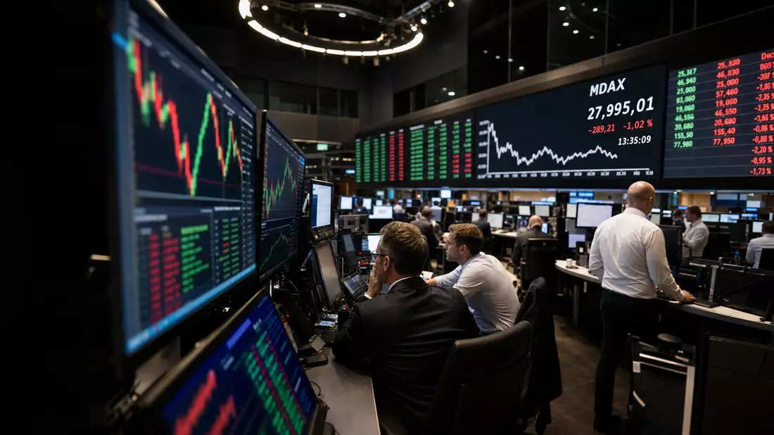 Börsenhändler im Frankfurter Xetra-Handelssaal mit MDAX-Anzeigetafeln und Candlestick-Charts