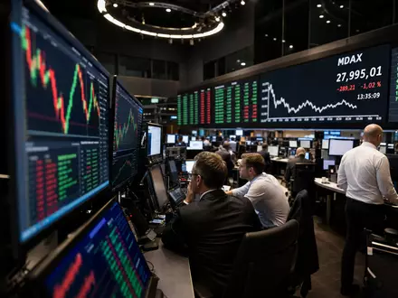 Evonik Industries DE000EVNK013 im Börsen-Editorial des Frankfurter Xetra-Handelssaals mit MDAX-Charts und Händlern - Foto: THN