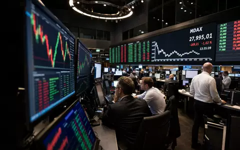 Evonik Industries DE000EVNK013 im Börsen-Editorial des Frankfurter Xetra-Handelssaals mit MDAX-Charts und Händlern - Foto: THN