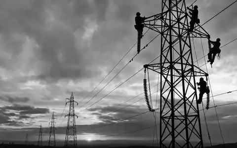 Exelon Corp. Schwarzweiß Reportage zeigt Monteure an Hochspannungsmasten, ISIN US30161N1019, dramatische Industriekulisse - Foto: THN