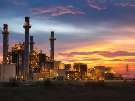 Vistra Corp. (ISIN US92840V1017) betreibt Gaskraftwerke, hier ein Anlagenkomplex bei Sonnenuntergang in Texas - Foto: THN