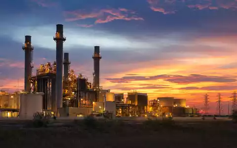 Vistra Corp. (ISIN US92840V1017) betreibt Gaskraftwerke, hier ein Anlagenkomplex bei Sonnenuntergang in Texas - Foto: THN