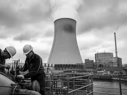 Vistra Corp. (ISIN US92840V1017) erzeugt Strom auch aus Kernkraft, dokumentarisch in Schwarzweiß festgehalten - Foto: THN