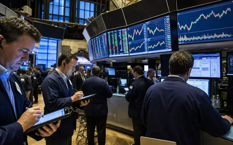 Börsen-Editorial zeigt Handelssaal der NYSE mit Bekleidungssektor-Charts, VF Corporation ISIN US9255241033 wird dort gehandelt - Foto: THN