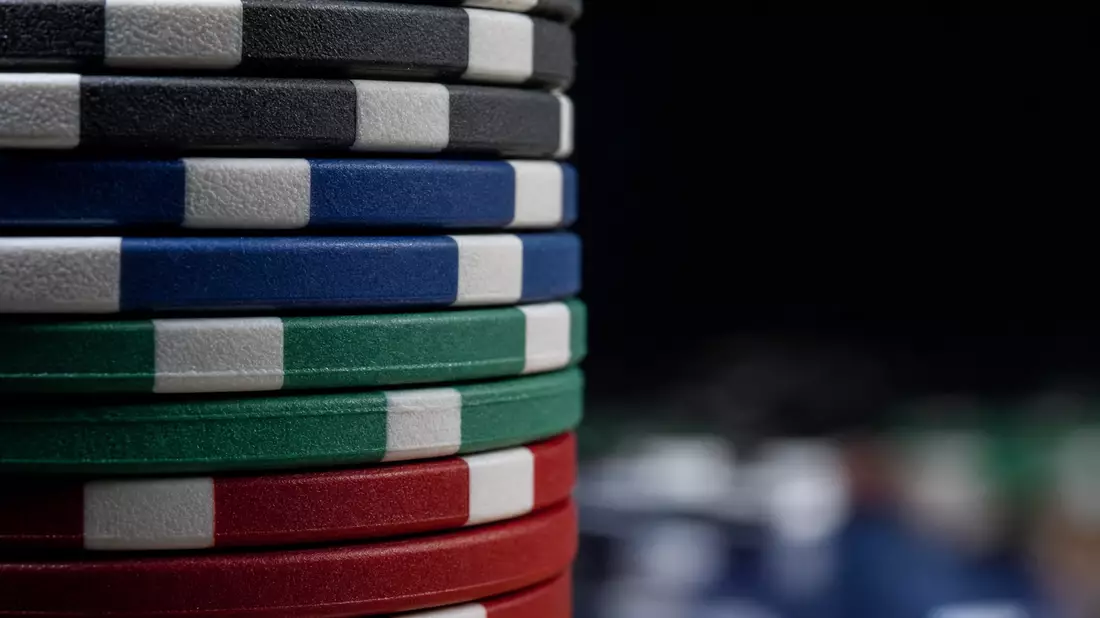 Makroaufnahme eines Stapels bunter Pokerchips mit scharfem Fokus auf Texturkanten