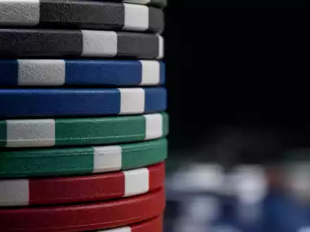 VICI Properties Inc (ISIN US9256521090) profitiert vom Gaming-Sektor, hier als Makroaufnahme gestapelter Pokerchips gezeigt - Foto: THN