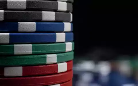 VICI Properties Inc (ISIN US9256521090) profitiert vom Gaming-Sektor, hier als Makroaufnahme gestapelter Pokerchips gezeigt - Foto: THN