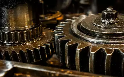 Deere & Co. Makro-Detailaufnahme geölter Stahlzahnräder aus dem industriellen Maschinenbau-Sektor, ISIN US24419L1061 - Foto: THN