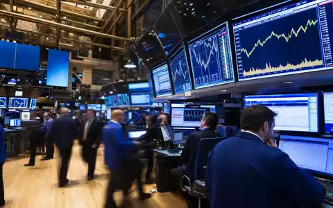 Deere & Co. NYSE Trading-Floor mit Maschinenbau-Charts und aktiven Händlern, ISIN US24419L1061 Börsen-Reportage - Foto: THN