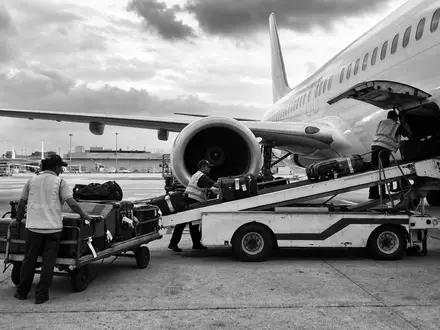 Delta Air Lines Inc. dokumentarische Schwarzweiß-Reportage der Gepäckverladung direkt am Flugzeug, US2473617023 - Foto: THN