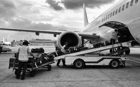 Delta Air Lines Inc. dokumentarische Schwarzweiß-Reportage der Gepäckverladung direkt am Flugzeug, US2473617023 - Foto: THN