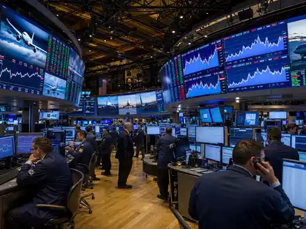 Delta Air Lines Inc. NYSE-Handelsparkett mit Luftfahrt-Aktiencharts auf großen digitalen Bildschirmen, US2473617023 - Foto: THN