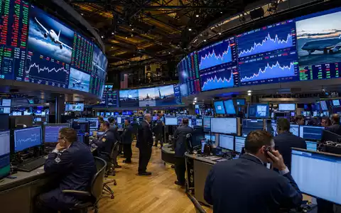 Delta Air Lines Inc. NYSE-Handelsparkett mit Luftfahrt-Aktiencharts auf großen digitalen Bildschirmen, US2473617023 - Foto: THN