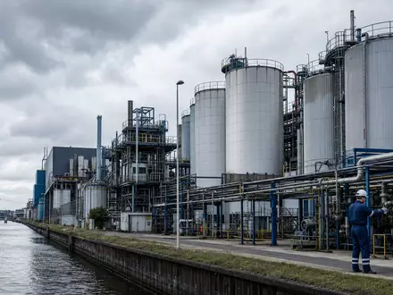 Fotorealistische Industrieanlage zeigt Chemiebranche von Akzo Nobel N.V. mit ISIN NL0013267909 an Amsterdamer Gracht - Foto: THN