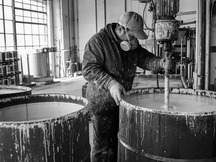 Schwarzweiße Reportage-Aufnahme dokumentiert Produktionsalltag der Chemiefirma Akzo Nobel N.V., ISIN NL0013267909, in Farbenfabrik - Foto: THN
