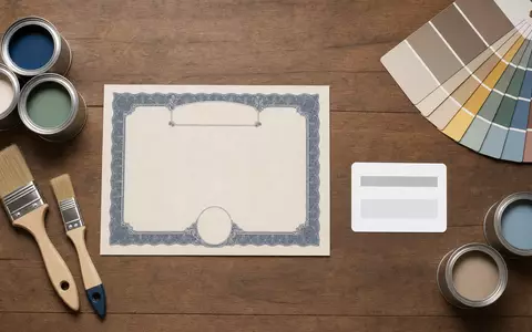 Flatlay-Arrangement mit Aktienzertifikat, ISIN-Karte und Farbmustern symbolisiert Investition in Akzo Nobel N.V., ISIN NL0013267909 - Foto: THN