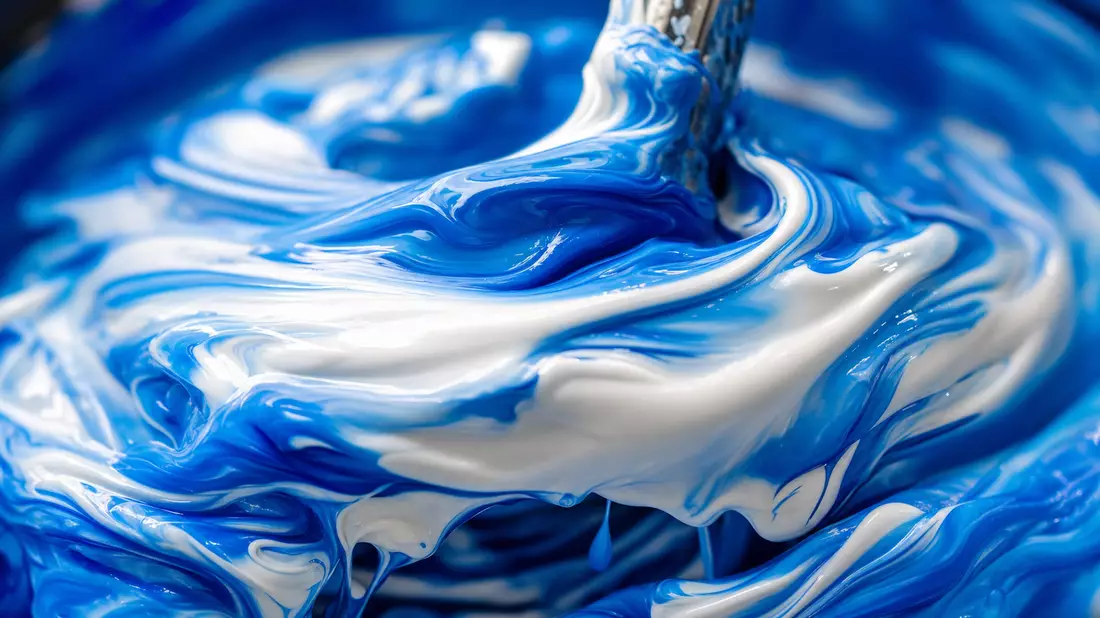Makrofoto wirbelnder blauer und weißer Farbe als Sinnbild für Akzo Nobel N.V