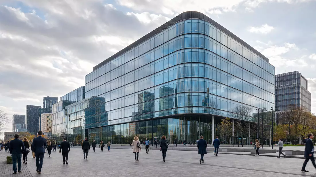 Glänzender moderner Bürokomplex in Den Haag mit Passanten auf gepflasterter Plaza