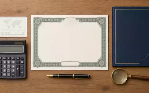 NN Group N.V. (ISIN NL0010773842) illustriert dieses Flatlay mit Aktienzertifikat, ISIN-Karte und Bürowerkzeugen - Foto: THN