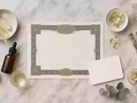 dsm-firmenich AG (ISIN CH1216478797) inspiriert dieses Flatlay mit Aktienzertifikat, ISIN-Karte und Aromastoff-Fläschchen auf Marmor - Foto: THN