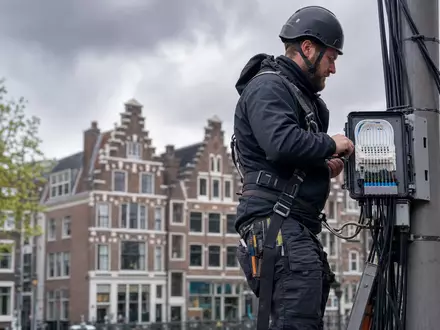 Fotorealistischer Techniker installiert Glasfaserkabel und symbolisiert Netzausbau von Koninklijke KPN N.V. ISIN NL0000009082 - Foto: THN