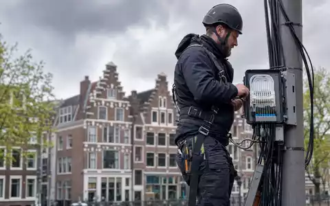 Fotorealistischer Techniker installiert Glasfaserkabel und symbolisiert Netzausbau von Koninklijke KPN N.V. ISIN NL0000009082 - Foto: THN