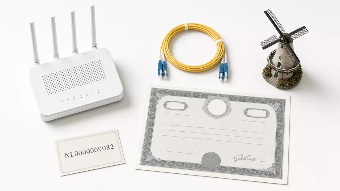 Draufsicht-Flatlay mit Router, Glasfaserkabel, Aktienzertifikat und ISIN-Karte