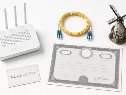 Flatlay mit Router und Glasfaserkabel zeigt Technologieprodukte neben ISIN-Karte von Koninklijke KPN N.V. NL0000009082 - Foto: THN