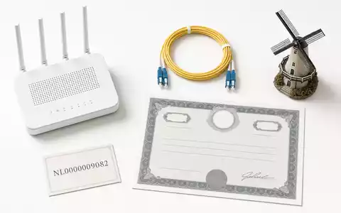 Flatlay mit Router und Glasfaserkabel zeigt Technologieprodukte neben ISIN-Karte von Koninklijke KPN N.V. NL0000009082 - Foto: THN