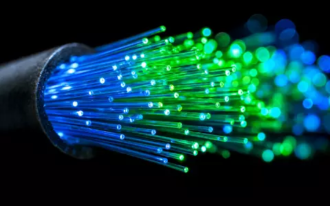 Extreme Makro-Aufnahme leuchtender Glasfaserkabel veranschaulicht das schnelle Datennetz von Koninklijke KPN N.V. NL0000009082 - Foto: THN