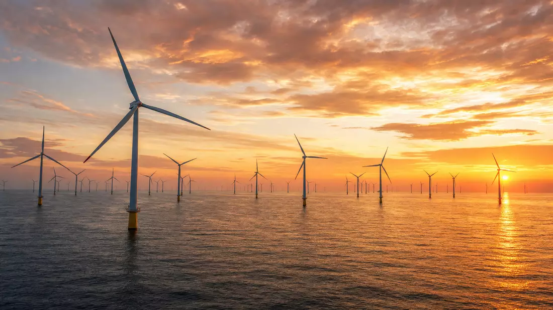 Offshore-Windpark von Energiekontor AG bei Sonnenuntergang, Meerespanorama