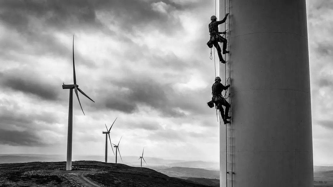 S/W-Reportagefoto: Techniker auf Windturm, Energiekontor AG Windpark