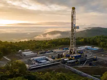 EQT Corp. Bohranlage im Appalachian Basin bei goldenem Licht US26884L1098 Erdgasförderung Fotorealismus - Foto: THN