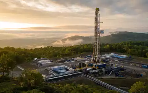 EQT Corp. Bohranlage im Appalachian Basin bei goldenem Licht US26884L1098 Erdgasförderung Fotorealismus - Foto: THN