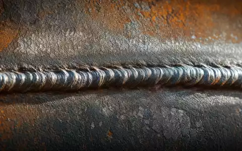 EQT Corp. Makroaufnahme Stahlpipeline Schweißnaht Rostdetail industrielle Textur hartes Seitenlicht Stahl US26884L1098 - Foto: THN