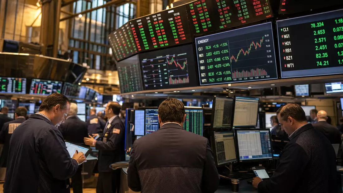 NYSE-Trading-Floor mit Händlern an Workstations und Energie-Sektor-Kursanzeigen